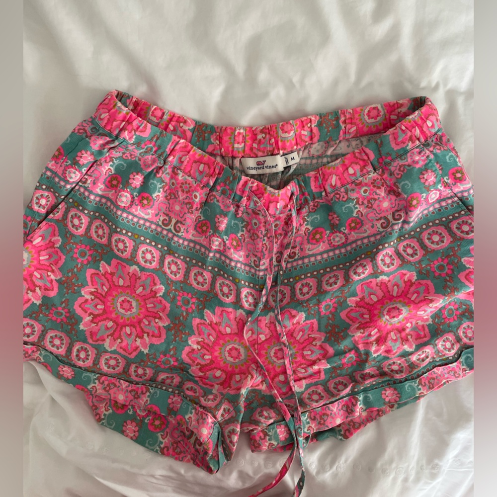 Vineyard vines flowy colorful shorts